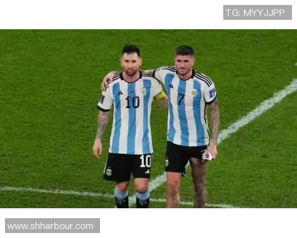 路上偶遇知名足球明星引发热议粉丝合影留念场面温馨 路上偶遇知名足球明星引发热议粉丝合影留念场面温馨