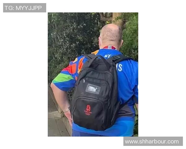 维尼修斯足球背包挂件球星卡设计独特时尚个性潮流必备小物品